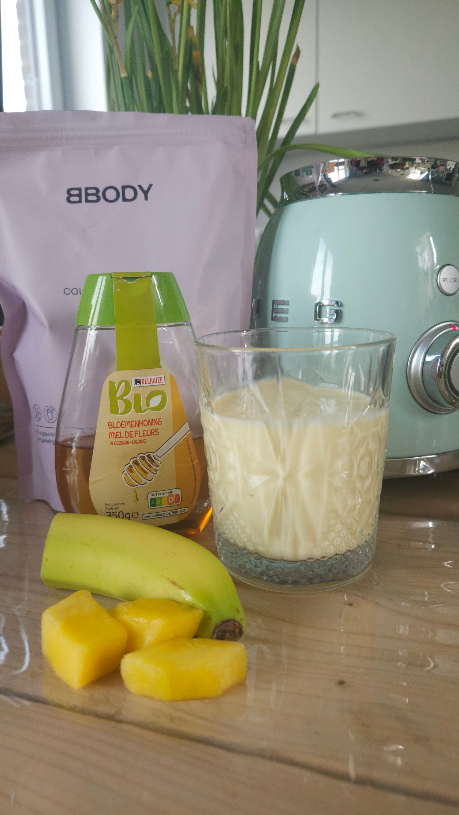 Zelfgemaakte smoothie met mango, banaan en collageen van een recept van Tamara van Maturelle uit Westmalle. 