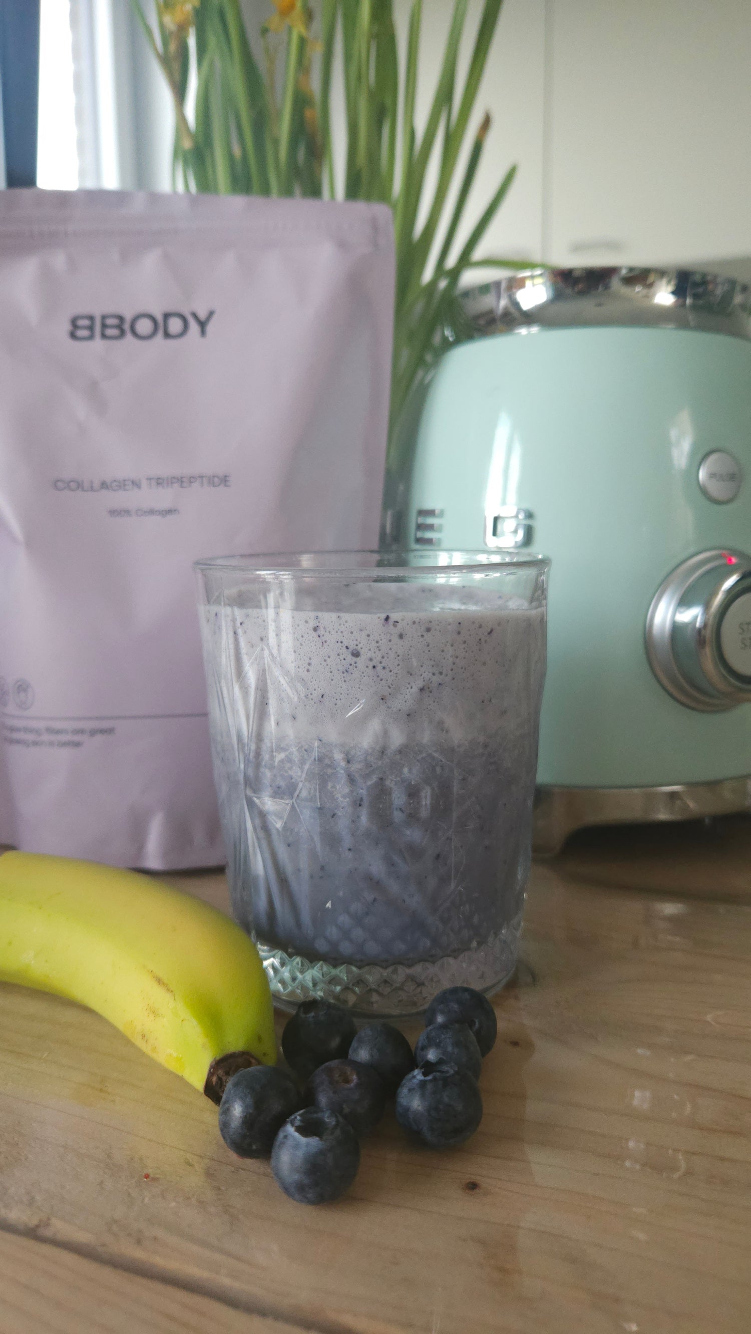 Zelfgemaakte anti- veroudering smoothie met blauwe bessen en collageen met een recept van Tamara van Maturelle uit Westmalle. 