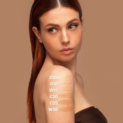 Model met the skin hydraterende foundation met kleuren die geschikt zijn voor lichte huidskleurtypes.